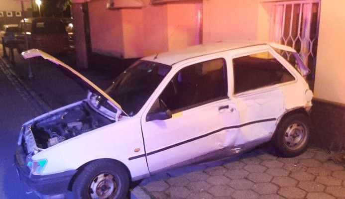 Seniorka za volantem vyjížděla v Humpolci z parkoviště. Narazila při tom do několika domů. Foto: poskytla Policie ČR