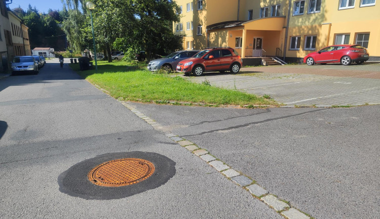 FOTO: Po Jihlavě se opravují kanalizační poklopy. Po dvou hodinách jsou znovu plně pojízdné