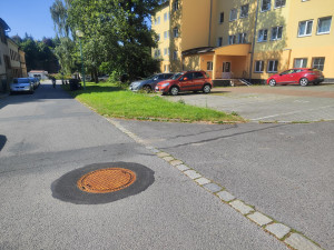 FOTO: Po Jihlavě se opravují kanalizační poklopy. Řidiči na ně mohou vjet už po dvou hodinách