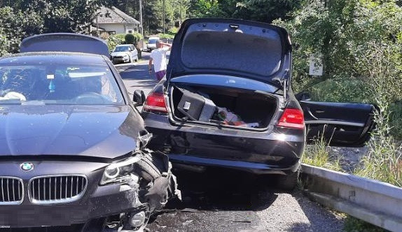 Střet aut v protisměru u Kamenice. Mladá řidička skončila se zraněním v jihlavské nemocnici
