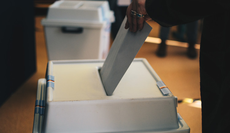 Úřad na Vysočině zaregistroval všech 13 kandidátek do krajských voleb. Zde je kompletní přehled