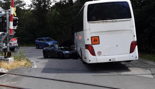 Mladík přejel před kolejemi do protisměru a srazil se s autobusem, jeho řidič skončil v nemocnici