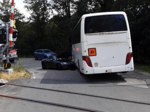 Mladík přejel před kolejemi do protisměru a srazil se s autobusem, jeho řidič skončil v nemocnici