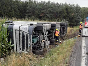 Převrácený kamion zkomplikoval provoz u Chotěboře, škoda je přes pět set tisíc