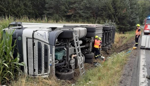 Převrácený kamion omezil provoz u Chotěboře, škoda je přes půl milionu. Foto: se souhlasem Policie ČR