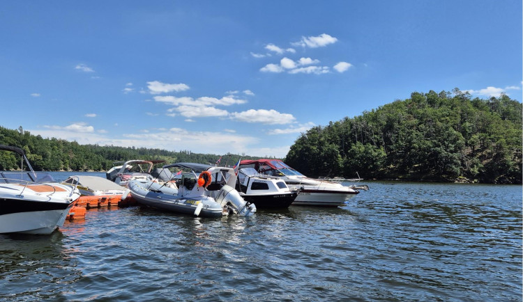 Policisté o víkendu kontrolovali vodní nádrž Švihov a Dalešickou přehradu, rozdali šestnáct pokut. Foto: se souhlasem Policie ČR