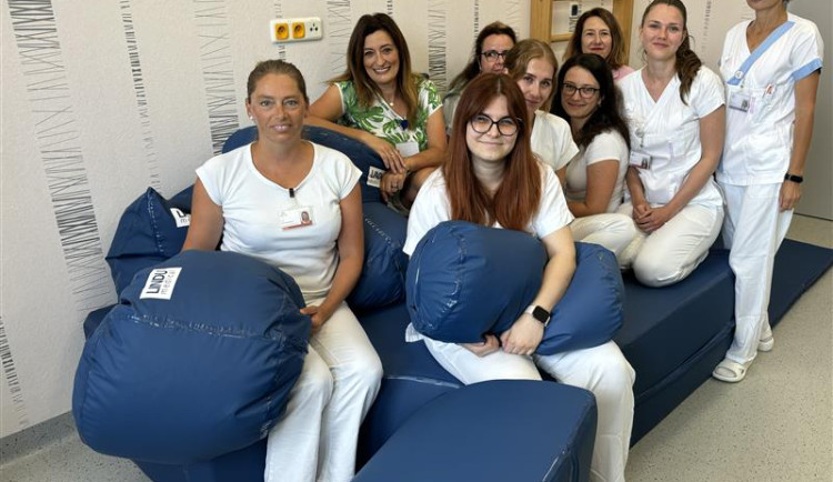 Nemocnice pořídila speciální gauč, který maximálně podporuje přirozené porody