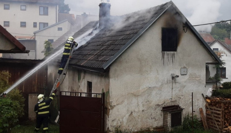 Jako vraždu a sebevraždu řeší policie nález mrtvých po požáru na Jihlavsku