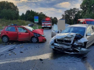 Nepozornost při odbočování zavinila střet dvou vozidel u Jihlavského tunelu