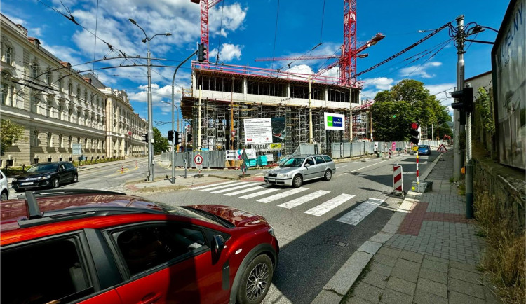 Dvoutýdenní omezení dopravy u Horácké arény. Od soboty nelze odbočit z Jiráskovy do Tolstého ulice  