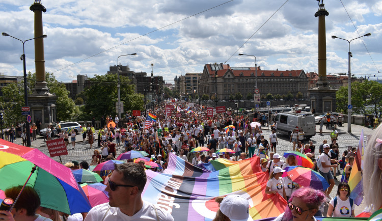 VIDEO: Praha dnes hraje duhovými barvami. Letošního průvodu Prague Parade se zúčastnily desítky tisíc lidí