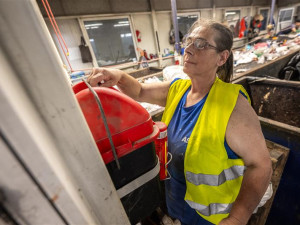 Zaměstnanci třídičky v Jihlavě vyberou z plastů více než metrák baterií ročně