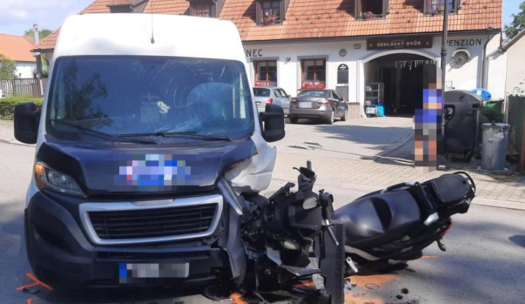 Motocyklista skončil po střetu s dodávkou v nemocnici. Transportoval ho vrtulník.