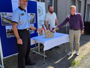Na základní kamen poklepali ředitel krajské policie Miloš Trojánek, jednatel stavabní společnost Almdata David Zvelebil a hejtman Vítězslav Schrek. Foto: se souhlasem Policie ČR