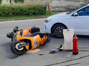 Pětašedesátiletý motocyklista nedostal v Telči přednost od řidiče auta, skončil v nemocnici