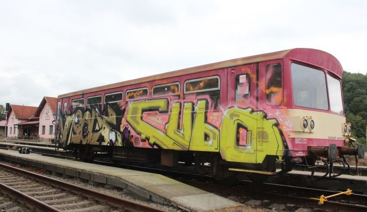 Poznáváte styl kresby? Policie pátrá, kdo v noci na nádraží posprejoval vlakový vagon. Foto: se souhlasem Policie ČR