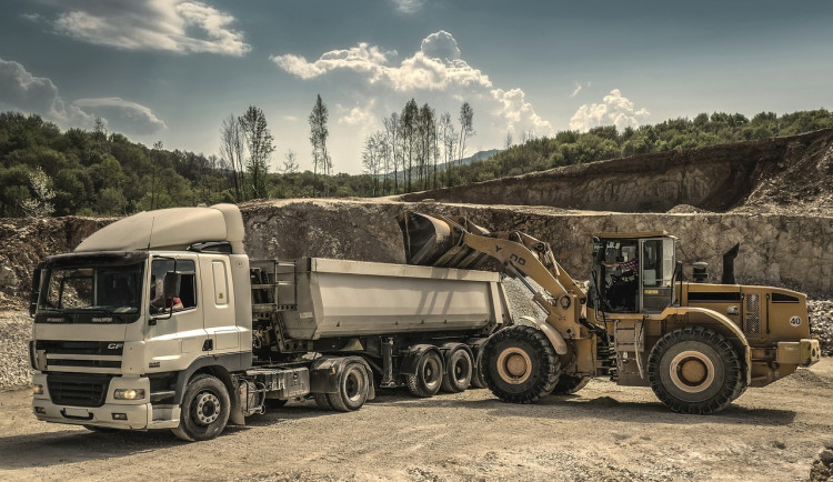 Plachtové přívěsy a elektrocentrály: Nepostradatelní pomocníci pro kutily i profesionály