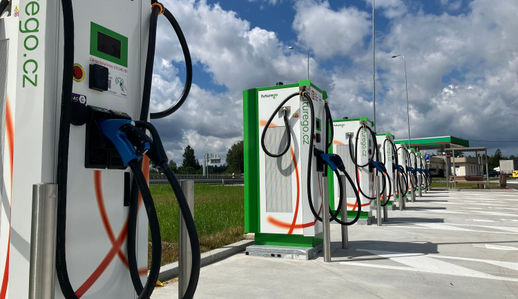 U D1 na Prahu je u Humpolce nově 14 rychlých dobíjecích stojanů pro. Foto: se souhlasem ČEZ