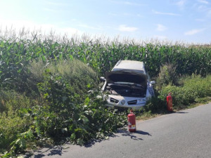 Řidička za jízdy usnula, po havárii letecky zamířila do jihlavské nemocnice. Navíc dostala pokutu