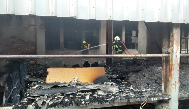 V Malém Beranově hoří průmyslový areál. Z bytového domu hasiči dostali 21 lidí. Foto: poskytl HZS Kraje Vysočina