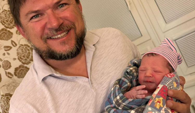 Závodník Martin Prokop má druhého syna, narodil se mu Maxmilian. Foto: Martin Prokop (facebook)