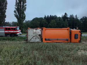 Nehody se nevyhýbají ani popelářům. Jejich vůz skončil v Pavlínově na boku, dva lidé se zranili