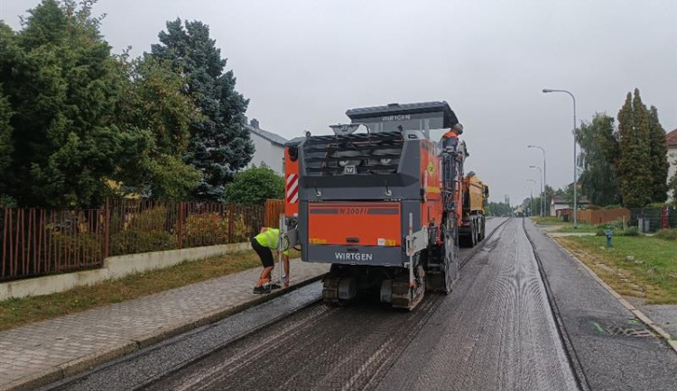 Začaly měsíční opravy v Horním Kosově. Ze silnice zmizí díry a přibude pás zeleně