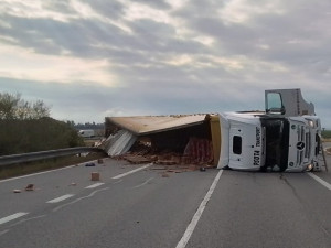 Tah z Jihlavy na Rakousko nakonec stál 11 hodin. Důvodem byla nehoda kamionu, který vezl cihly