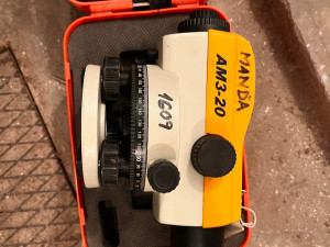 Zadržený nivelační přístroj, jehož majitele teď hledá policie