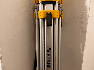 Zadržený nivelační přístroj, jehož majitele teď hledá policie