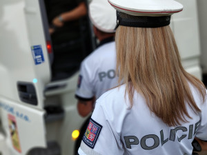 Jízda s mobilem v ruce a bez pásu, předjíždějící kamiony. Policie zjišťovala, jak se řidiči v kraji chovají za volantem
