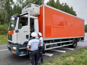 Jízda s mobilem v ruce a bez pásu, předjíždějící kamiony. Policie zjišťovala, jak se řidiči v kraji chovají za volantem