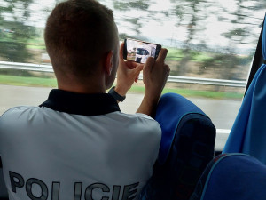 Jízda s mobilem v ruce a bez pásu, předjíždějící kamiony. Policie zjišťovala, jak se řidiči v kraji chovají za volantem