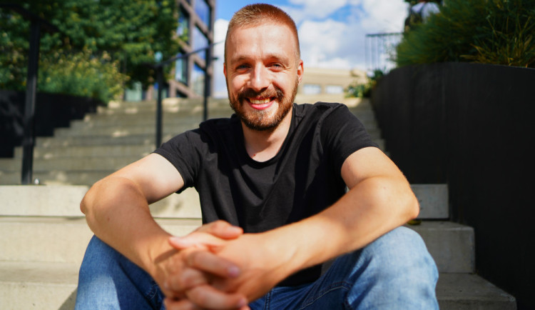 Komik na svých stand-upech griluje diváky. Videa z jeho vystoupení mají miliony zhlédnutí