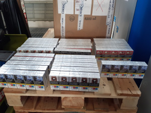 Bulhar přes Vysočinu nelegálně převážel cigarety v krabicích od plínek, Rakiji mezi nealkem