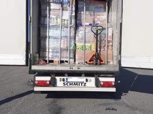 Bulhar přes Vysočinu nelegálně převážel cigarety v krabicích od plínek, Rakiji mezi nealkem