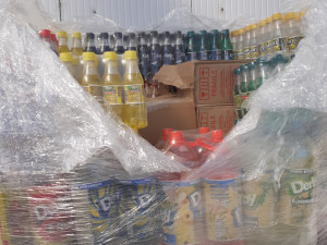 Bulhar přes Vysočinu nelegálně převážel cigarety v krabicích od plínek, Rakiji mezi nealkem