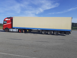 Bulhar přes Vysočinu nelegálně převážel cigarety v krabicích od plínek, Rakiji mezi nealkem