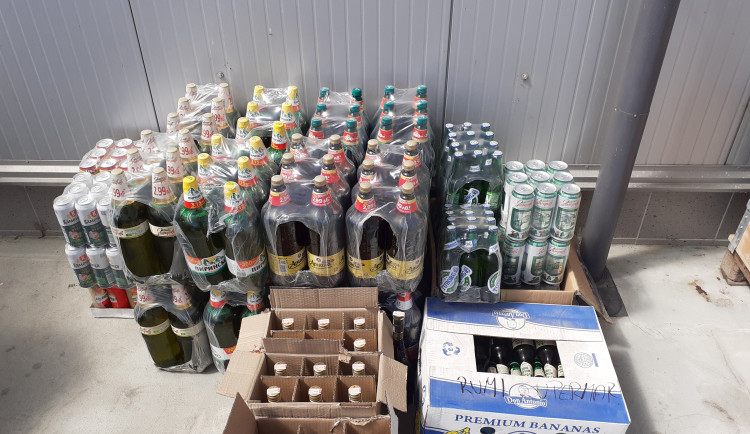 Bulhar přes Vysočinu nelegálně převážel cigarety v krabicích od plínek, Rakiji mezi nealkem