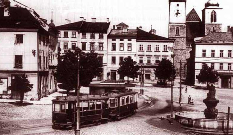 Tramvaj na dolní části Masarykova náměstí