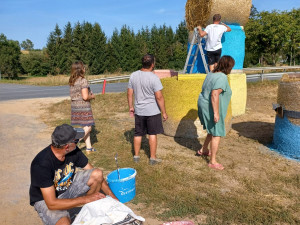 ANKETA: Jubilejní Slamáci v Jakubově. Řidiče i kolemjdoucí hlídá obří Sněhurka se svými trpaslíky