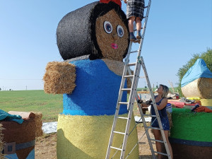 ANKETA: Jubilejní Slamáci v Jakubově. Řidiče i kolemjdoucí hlídá obří Sněhurka se svými trpaslíky