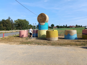 ANKETA: Jubilejní Slamáci v Jakubově. Řidiče i kolemjdoucí hlídá obří Sněhurka se svými trpaslíky