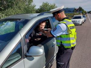 Konec prázdnin více zaměstná policisty. Řidičům dohlédnou na rychlost a pásy, školákům na správné přecházení