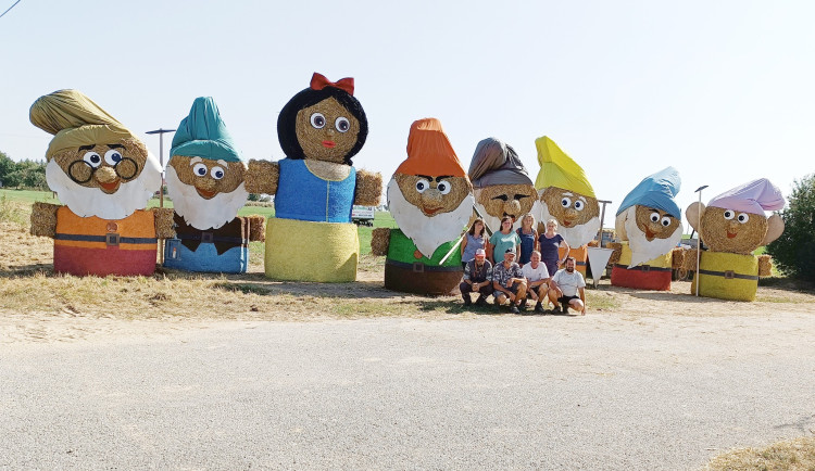 Jubilejní Slamáci v Jakubově. Řidiče i kolemjdoucí hlídá obří Sněhurka se svými trpaslíky