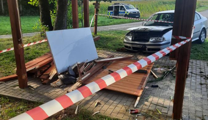 Mladý řidič narazil s vozem do dřevěného altánu, kde zranil tři děti. Pro jedno z nich musel vrtulník