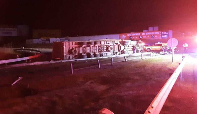 Noční nehoda u Velkého Meziříčí: Převrácený kamion zablokoval celou dálnici směrem na Brno