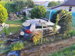 Kuriózní havárie v Bystřici nad Pernštejnem: auto narazilo do popelnic a skončilo na zahradě domu