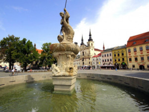 Opilý muž se koupal v kašně na Masarykově náměstí, strážníci ho odvezli na záchytku