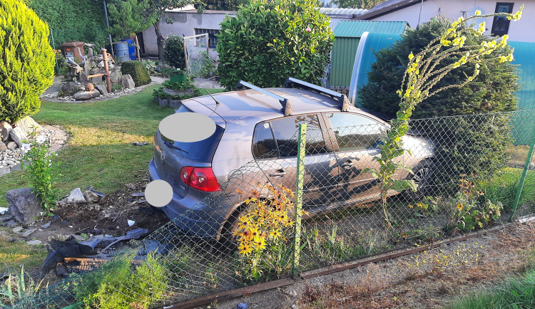 Kuriózní havárie v Bystřici nad Pernštejnem: řidič narazil do popelnic a skončil na zahradě domu. Foto: se souhlasem Policie ČR